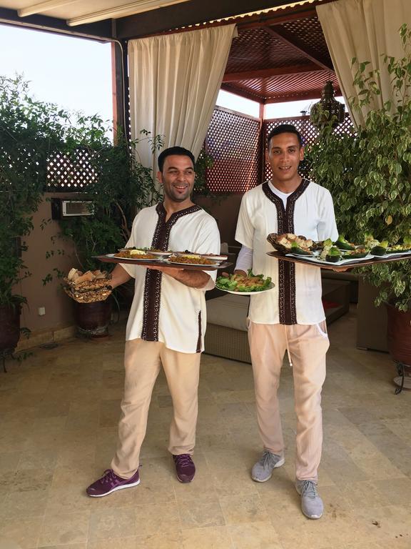 Riad Viva Марракеш Экстерьер фото Moroccan waiters serving food